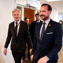 13. januar: Kronprinsregenten besøker Flyktningshjelpens hovedkvarter i Oslo. Der fikk han en innføring og omvisning av generalsekretær Jan Egeland og styreleder Harald Norvik. Foto: Lise Åserud / NTB Scanpix.